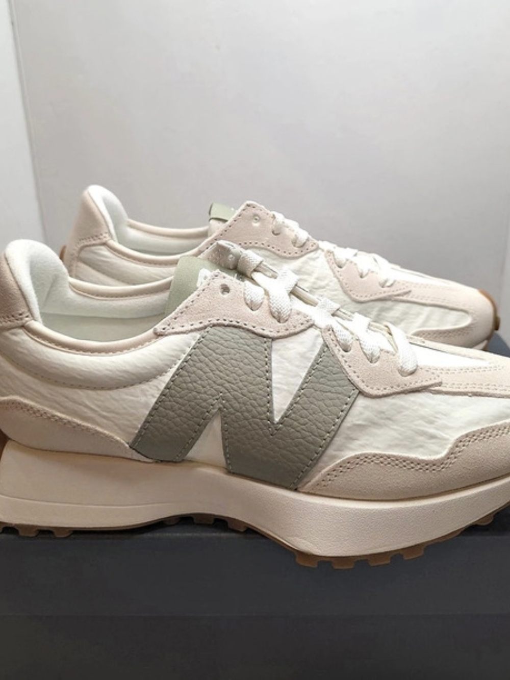 New Balance 327